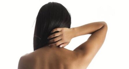 The girl shows her throat from the Moron of the back