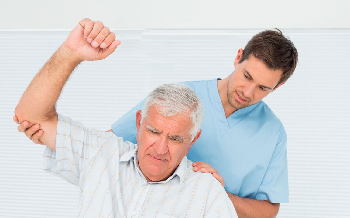 doctor examining a patient with shoulder arthrosis